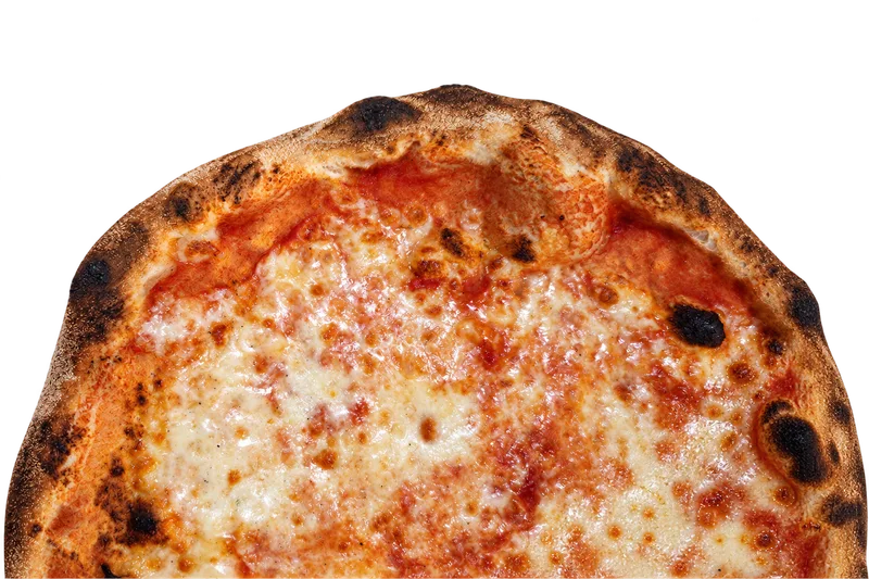 La nostra pizza Margherita, con pomodoro, mozzarella e cornicione dorato, in primo piano.
